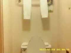 Karvainen vaimo kylpyhuoneessa on piilotettu cam