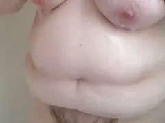 BBW suihkussa ennen nukkumaanmenoa WC hänen karvainen pillua, tissit, vatsa
