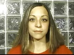 Brunette kiipeää sänkyyn ja levittää jalkansa