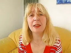 Pullea karvainen kypsä nussii sohvalla