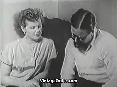 Karvainen poika tunkeutuu hänen uusi ystävänsä (1950-luvun vintage)