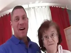 76yr vanha ohut mummo marcela imee munaa ja cummed on