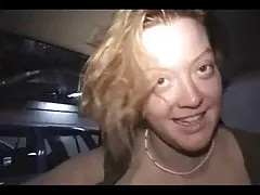 Vaalean punapää nörtti kyytiin ja nai autossa