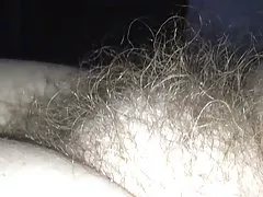 Sivunäkymä vaimon pitkä pehmeä karvainen pimppi