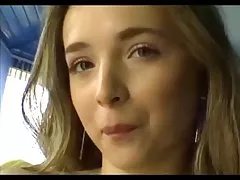 Ujo karvainen tyttö saa munaa
