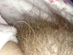 Vedä alas hänen jammies paljastaa pehmeä karvainen pillu kumpu