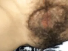 Cumming hänen karvainen pillua sitten syöminen oma cum
